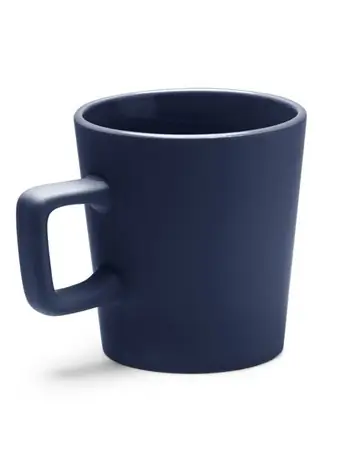 Taza de cerámica con acabado mate y asa cuadrada